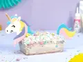Ein magischer einhorn kuchen, verziert mit bunten Streuseln und einem süßen Einhorn-Topper, bereit für eine märchenhafte Feier.