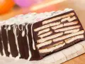 Schokoladiger Kalter Hund Kuchen mit Keksen und weißer Glasur. Ein leckeres Rezept für den Sommer.