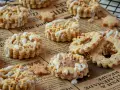Giotto selber machen: Kekse mit Nüssen und Zuckerguss, die wie kleine Kunstwerke aussehen.