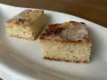 Zwei Stücke saftiger Zuckerkuchen, perfekt für ein schnelles zuckerkuchen rezept.