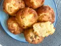 Saftige Apfelmuffins, perfekt für ein schnelles apfelmuffins rezept. Einer ist aufgeschnitten und zeigt die lockere Krume.
