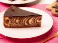 Ein Stück saftiger Zebrakuchen mit Schokoladenglasur auf einem Teller. Dieses Zebrakuchen Rezept ist ein Klassiker.