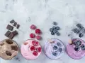 Vier Gläser mit leckerem Nicecream: Schoko, Himbeer, Blaubeer und Brombeer. Perfekt für heiße Tage!