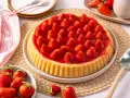 Ein köstlicher Erdbeerkuchen mit frischen Erdbeeren und Gelee. Dieses Erdbeerboden Rezept ist perfekt für den Sommer.