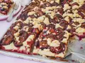 Ein saftiger Zwetschgendatschi mit Streuseln, bereit zum Servieren. Dieses Zwetschgendatschi Rezept ist ein Genuss!