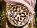 Ein köstlicher Kirschkuchen, bestäubt mit Puderzucker. Perfekt für sommerliche sauerkirschen rezepte.