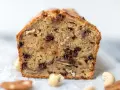 Ein saftiges Bananenbrot mit Schokoladenstückchen und Nüssen, perfekt für den Kaffeetisch.