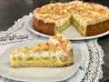 Ein köstlicher Rhabarberkuchen mit Pudding und Baiser, bestreut mit Mandelblättchen. Ein Stück Glück auf einem Teller.