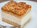 Ein Stück Bienenstich-Kuchen mit cremiger Füllung und karamellisierten Mandeln. Ein leckeres Rezept für den süßen Genuss.