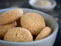 Kleine, goldbraune Amarettini in einer Schale. Dieses Amarettini Rezept ist einfach und gelingt immer.