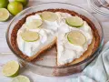 Ein köstlicher Key Lime Pie mit Baiserhaube und Limettenscheiben, bereit zum Genießen.