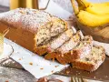 Saftiger Bananenkuchen mit Schokostückchen, bestäubt mit Puderzucker. Ein köstliches bananenkuchen rezept für jeden Anlass.