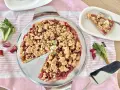 Ein köstlicher Rhabarberkuchen mit Streuseln, garniert mit Gänseblümchen. Frischer Rhabarber und knusprige Streusel machen diesen Kuchen zum Genuss.