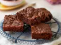 Saftige Bananen Brownies auf einem Drahtgitter, bereit zum Genießen.