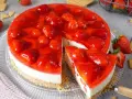 Ein saftiger erdbeerkuchen ohne backen, bedeckt mit glänzender Erdbeersoße und frischen Früchten. Ein Genuss für Augen und Gaumen!