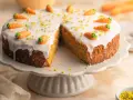 Saftiger Karottenkuchen mit weißer Glasur und Marzipan-Karotten. Ein köstliches Rezept für jeden Anlass!