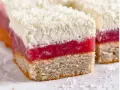 Schichtkuchen mit roter Geleeschicht und Kokosraspeln, wie von Frau Holle gebacken.