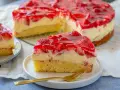 Ein saftiger Erdbeer Schmand Kuchen mit frischen Erdbeeren und rotem Tortenguss, ein Stück auf einem Teller mit einer goldenen Gabel.