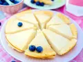 Ein köstlicher low carb Kuchen, in Stücke geschnitten und mit Blaubeeren garniert, wartet auf Genuss.