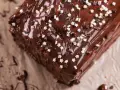 Ein saftiger schoko kuchen mit glänzender Glasur und Sternenstreuseln. Perfekt für jeden Anlass, der Glück bringt.