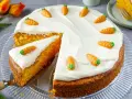 Saftiger karottenkuchen mit cremigem Frosting, dekoriert mit kleinen Marzipankarotten. Ein köstlicher Genuss!