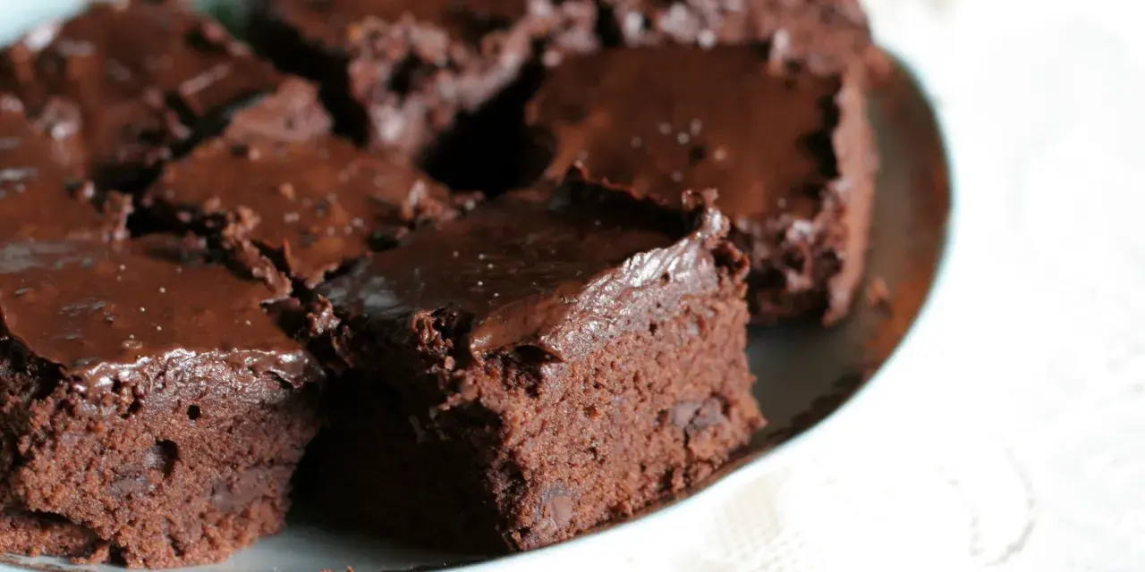 Saftige Buttermilch Brownies mit Schokoladenglasur auf einem Teller.