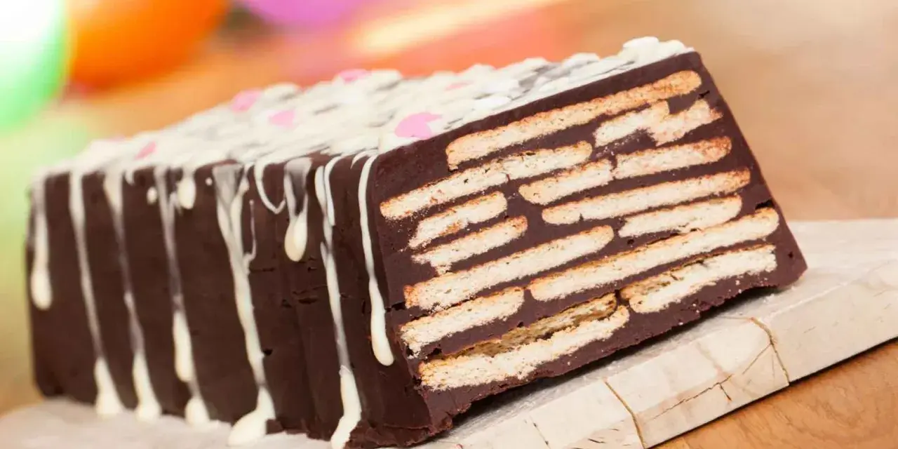 Schokoladiger Kalter Hund Kuchen mit Keksen und weißer Glasur. Ein leckeres Rezept für den Sommer.