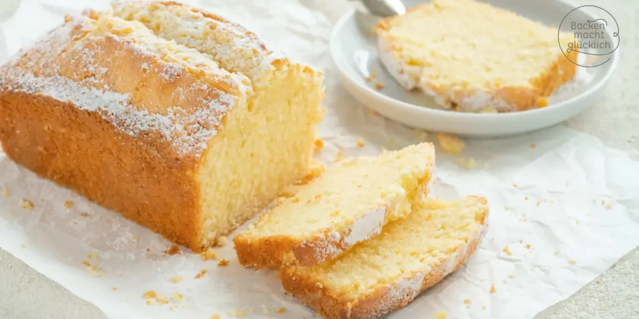 Ein goldbrauner Sandkuchen, bestäubt mit Puderzucker, wartet darauf, nach diesem einfachen Sandkuchen Rezept gebacken zu werden.