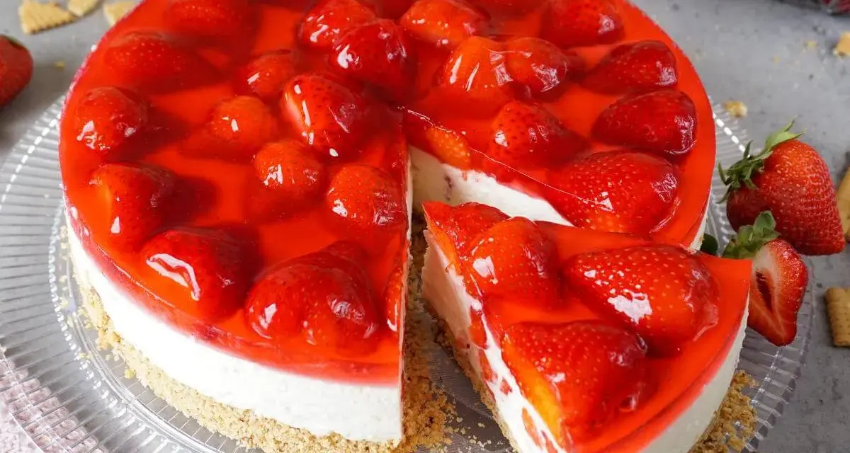 Ein saftiger erdbeerkuchen ohne backen, bedeckt mit glänzender Erdbeersoße und frischen Früchten. Ein Genuss für Augen und Gaumen!