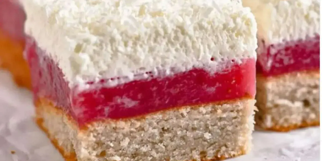 Schichtkuchen mit roter Geleeschicht und Kokosraspeln, wie von Frau Holle gebacken.