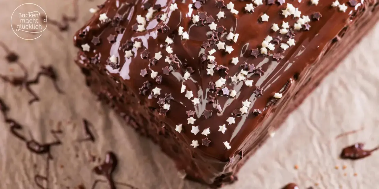 Ein saftiger schoko kuchen mit glänzender Glasur und Sternenstreuseln. Perfekt für jeden Anlass, der Glück bringt.