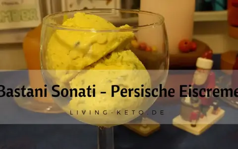 Gelbes, cremiges Bastani Sonati, persische Eiscreme, in einem Glas serviert.