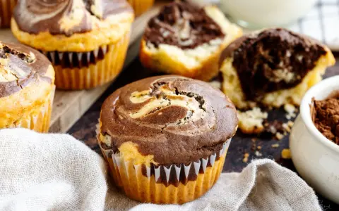 Saftige Marmor Muffins, perfekt für ein Marmor Muffins Rezept. Ein köstlicher Genuss mit Swirls aus Schokolade und Vanille.