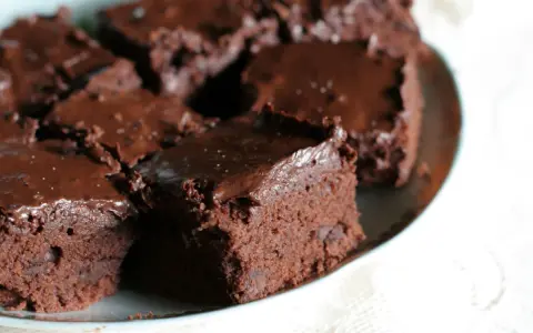 Saftige Buttermilch Brownies mit Schokoladenglasur auf einem Teller.