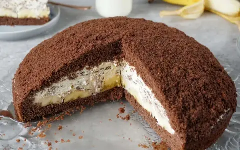 Schokoladiger Maulwurfkuchen mit Bananen und Sahne. Ein leckeres Maulwurfkuchen Rezept für jeden Anlass.