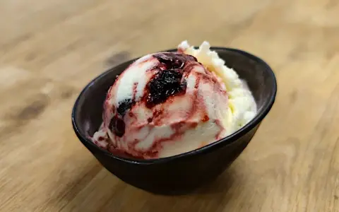 Ein Löffel cremiges Amarena Eis mit Kirschsauce und einem Hauch von Alkohol.