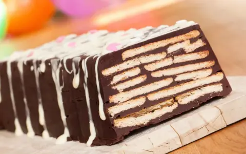 Schokoladiger Kalter Hund Kuchen mit Keksen und weißer Glasur. Ein leckeres Rezept für den Sommer.