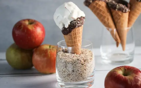 Äpfel liegen neben Eiswaffeln. Warum gibt es kein Apfeleis? Vielleicht weil Äpfel so gut frisch schmecken!