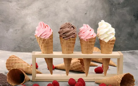 Vier Eiswaffeln mit Erdbeer-, Schoko- und Vanilleeis. Ein köstliches Gelato Rezept zum Nachmachen, mit frischen Himbeeren und Schokolade.