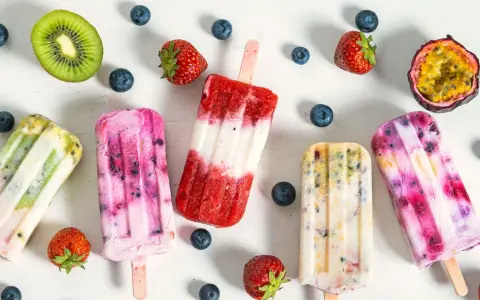 Fruchteis am Stiel mit Beeren, Kiwi und Maracuja. Welches Eis hat am wenigsten Zucker? Die bunten Eis am Stiel sehen lecker aus.