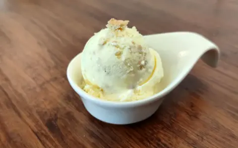Cremiges Butterkeks Eis in einer weißen Schale, garniert mit Butterkeks-Krümeln. Ein Genuss für warme Tage.