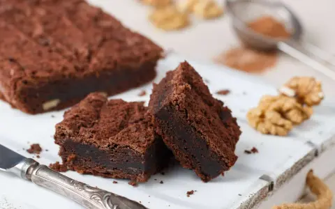 Saftige Brownies, perfekt für ein einfaches brownie rezept. Mit Nüssen und einem Hauch Kakao.