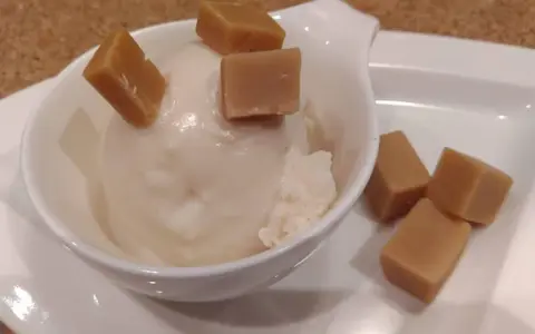 Cremiges Vanilleeis mit Karamellwürfeln, ein süßer Genuss, der an ein leckeres bimbo eis erinnert.