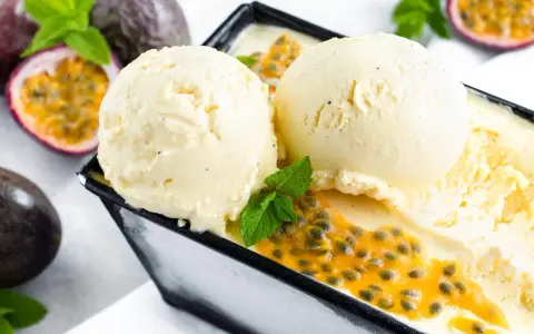 Cremiges Maracuja Eis mit frischer Minze und saftigen Passionsfrüchten. Ein tropischer Genuss!