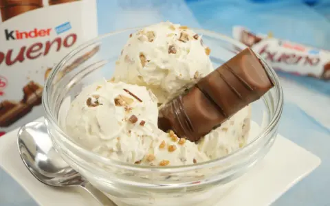 Schon mal daran gedacht, bueno Eis selber zu machen? Hier ist eine Schüssel voll cremigem Eis mit Bueno-Stückchen und einem Bueno-Riegel.