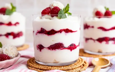 Schichtdessert mit Himbeeren und Kokosflocken, ein köstliches Raffaello Dessert.
