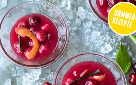 Erfrischende Kaltschale mit Kirschen, Vanille und Orangenzeste. Ein tolles Rezept für heiße Sommertage.