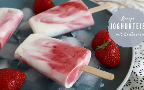 Erfrischendes Erdbeereis am Stiel mit Joghurt und frischen Erdbeeren auf Eiswürfeln.
