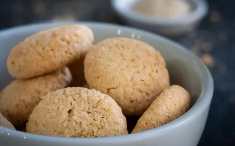 Kleine, goldbraune Amarettini in einer Schale. Dieses Amarettini Rezept ist einfach und gelingt immer.