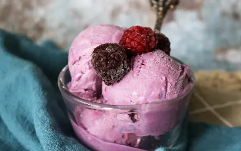 Schon probiert, Brombeereis selber machen? Dieses lila Eis mit frischen Beeren ist ein Genuss!
